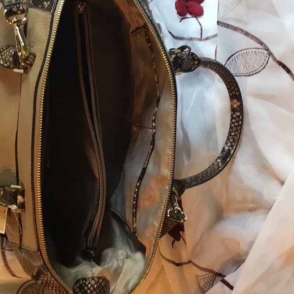 Michael Kor’s Large Satchel💃🏽💃🏽💃🏽 - Picture 4 of 4